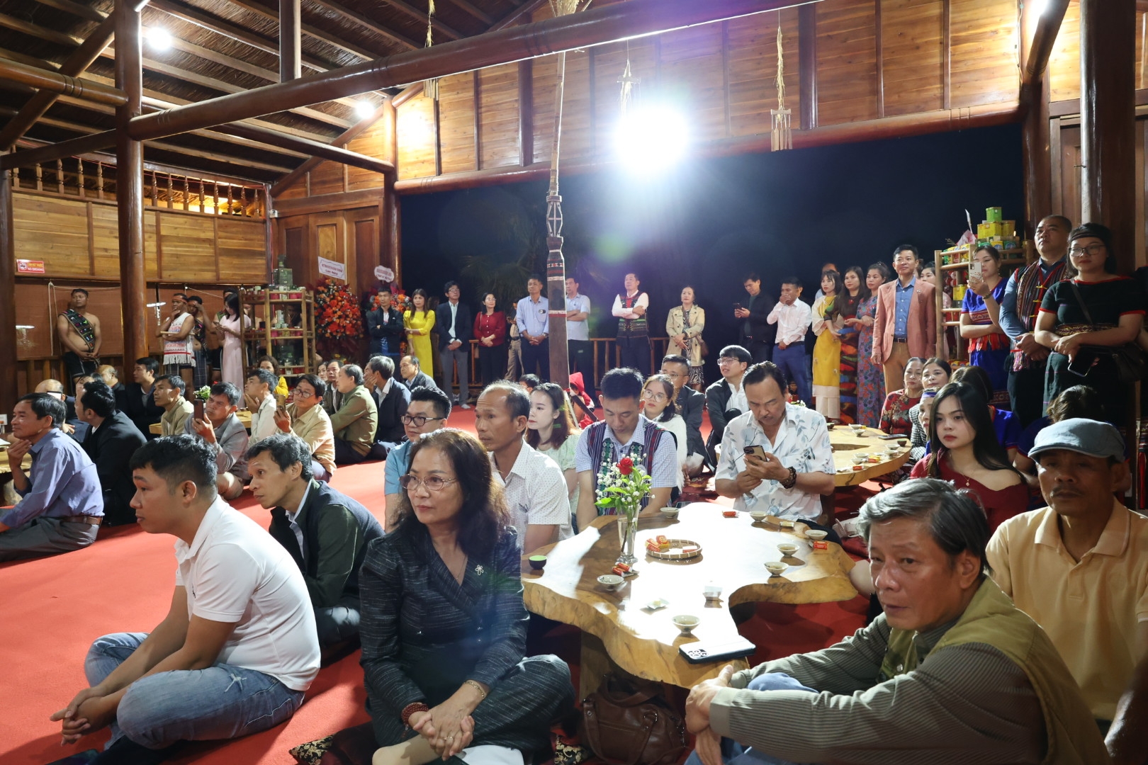 Dù gặp cơn mưa đầu mùa bất chợt, nhưng chương trình thu hút đông đảo nhân dân và du khách