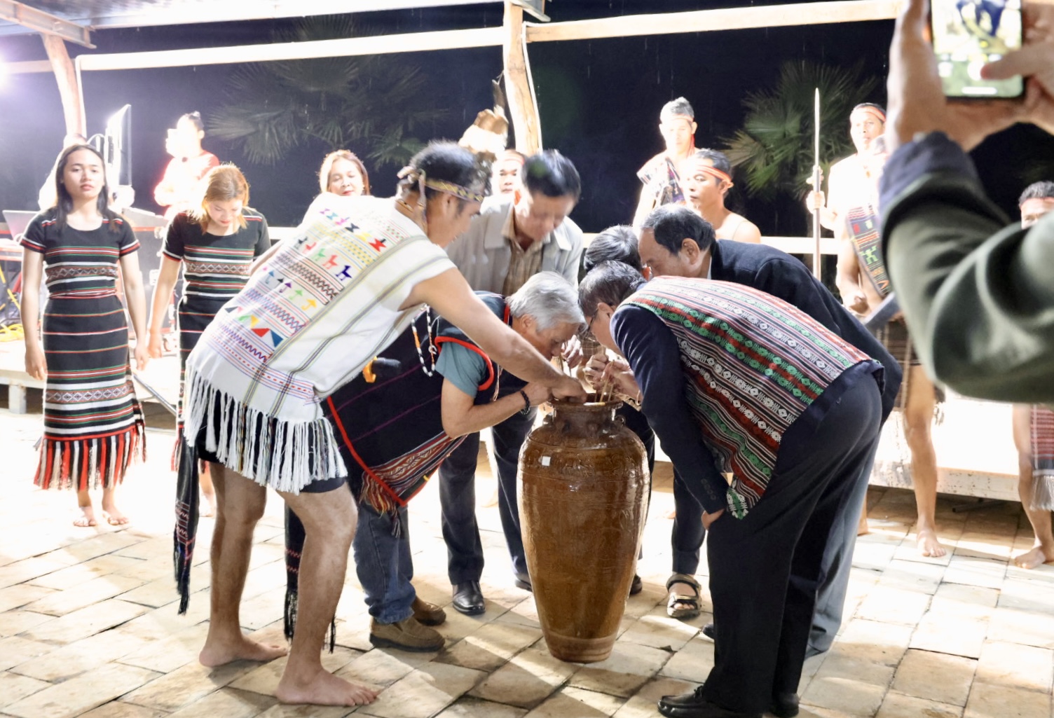 Lễ khai rượu cần mở đầu đêm hội