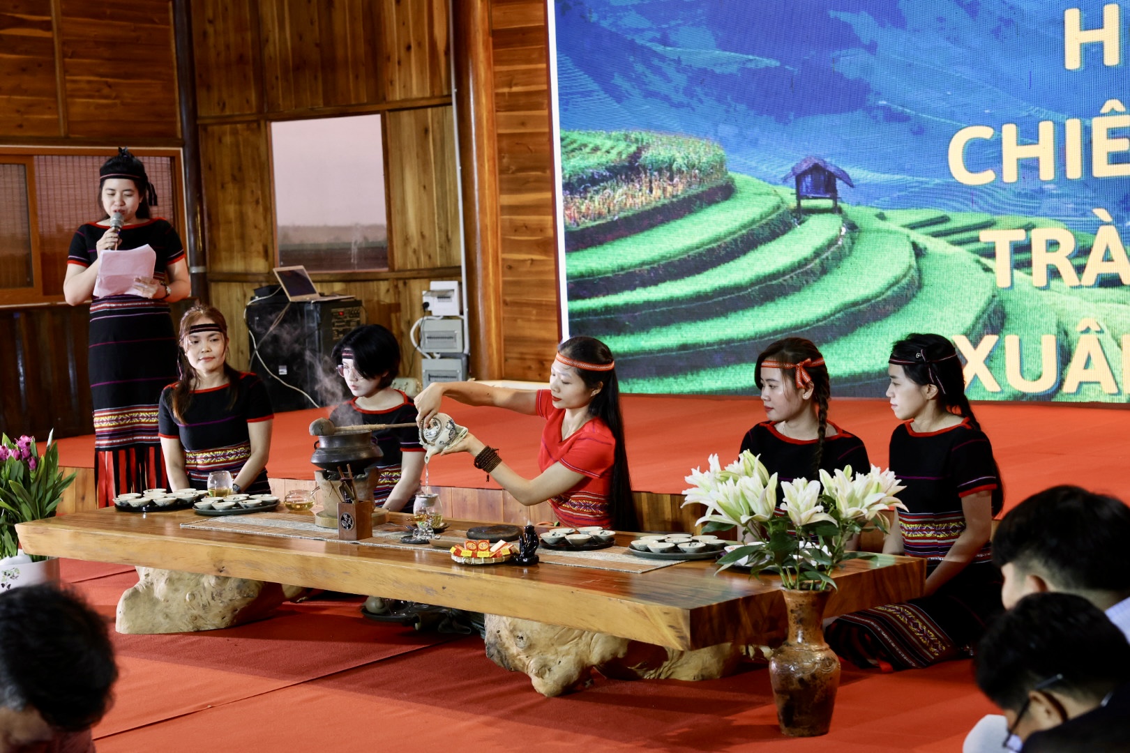 Quy trình thưởng trà do các trà nương thực hiện trong không gian tĩnh lặng mở đầu câu chuyện di sản